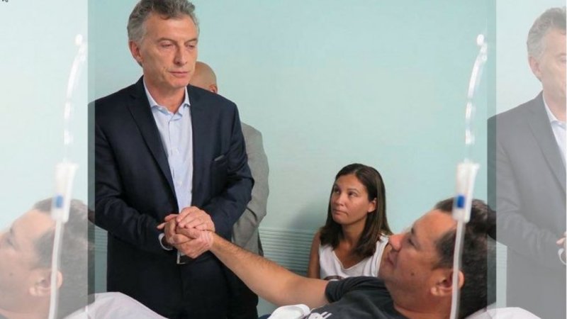 El desubicado chiste de Macri a un policía que puede perder un ojo