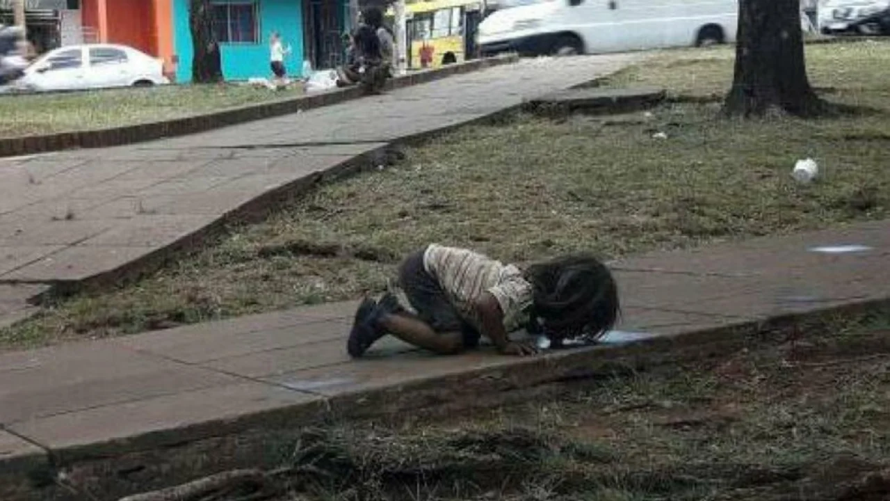 Habló la mujer que fotografió a una niña mientras tomaba agua de un charco