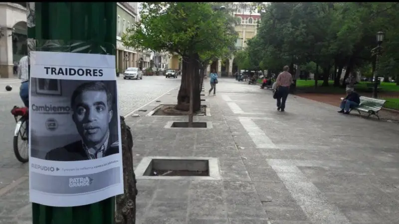 "Traidores": empapelan una ciudad con los diputados que votaron contra los jubilados