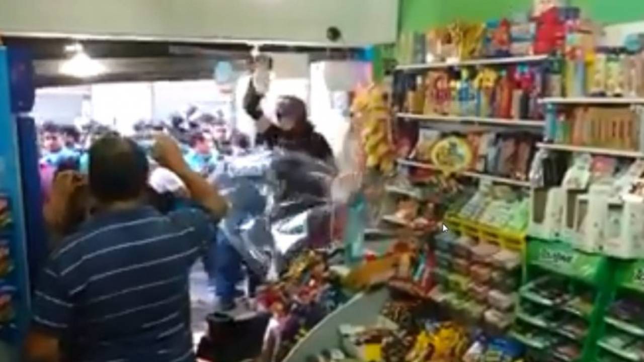Un policía de la Metropolitana rompió el negocio de un comerciante durante la represión en Congreso