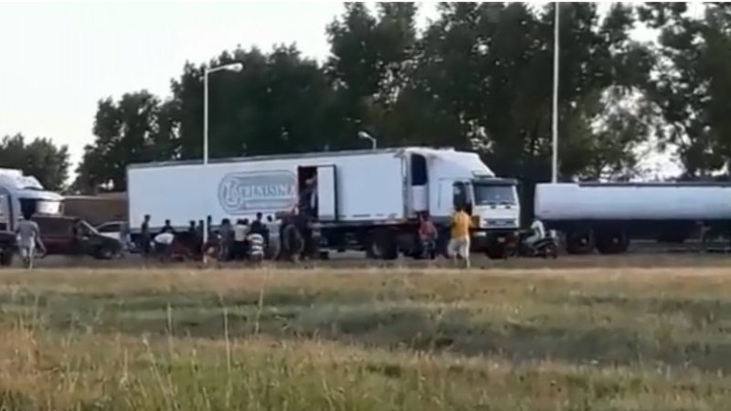 Saquearon un camión de lácteos en plena autopista
