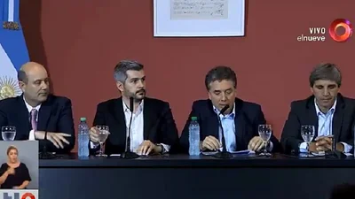 Sturzenegger olvidó el micrófono abierto y escrachó a Marcos Peña en vivo Sturzenegger olvidó el micrófono abierto y escrachó a Marcos Peña en vivo