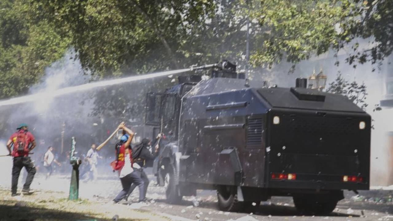 Ordenaron detener a un policía y a dos manifestantes por la represión en el Congreso