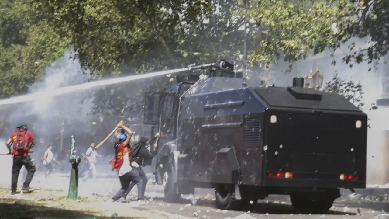 Ordenaron detener a un policía y a dos manifestantes por la represión en el Congreso