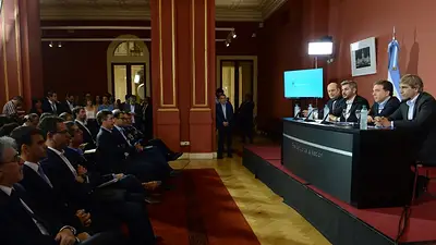 Con la escalada del dólar, Dujovne y Sturzenegger ganaron millones Con la escalada del dólar, Dujovne y Sturzenegger ganaron millones