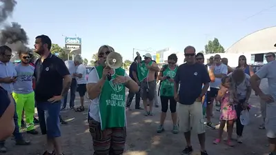 Azul: trabajadores de Fabricaciones militares cortan la ruta 3 por miedo a despidos masivos Azul: trabajadores de Fabricaciones militares cortan la ruta 3 por miedo a despidos masivos