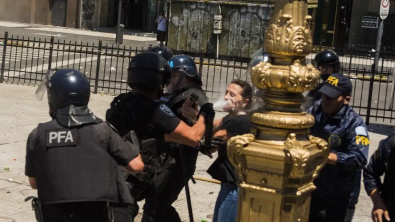 Luego de la represión en el Congreso, Bullrich denunció penalmente a 11 diputados