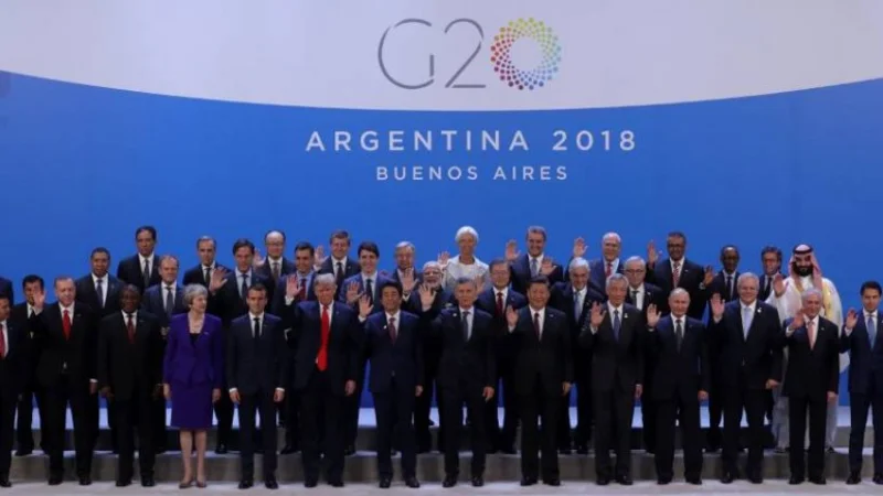 Otro papelón internacional, los asistentes de la delegación de Corea tuvieron que correr las vallas para pasar