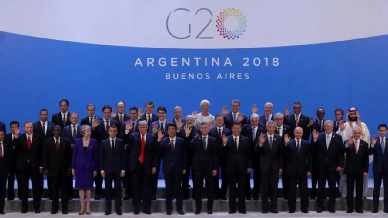 Otro papelón internacional, los asistentes de la delegación de Corea tuvieron que correr las vallas para pasar