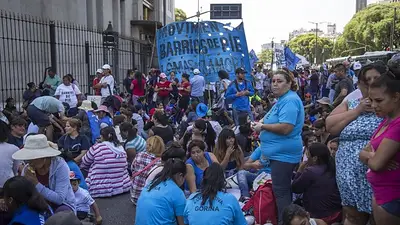 Militantes de organizaciones sociales marchan a Desarrollo Social por trabajo Militantes de organizaciones sociales marchan a Desarrollo Social por trabajo
