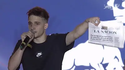 En medio de la Red Bull, Wos destrozó a La Nación y el público estalló contra Macri En medio de la Red Bull, Wos destrozó a La Nación y el público estalló contra Macri