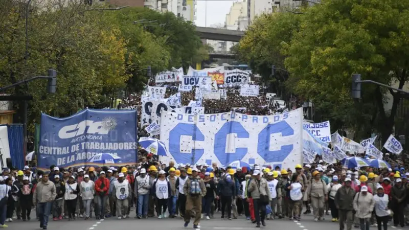 Los beneficiarios de planes sociales cobrarán un bono de 3 mil pesos