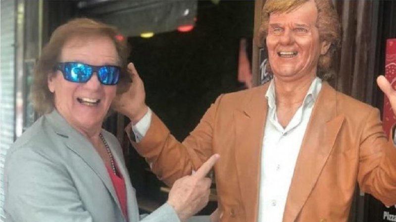 En medio del escándalo de Juan Darthés, vecinos de Boedo piden sacar una estatua del "Bambino" Veira