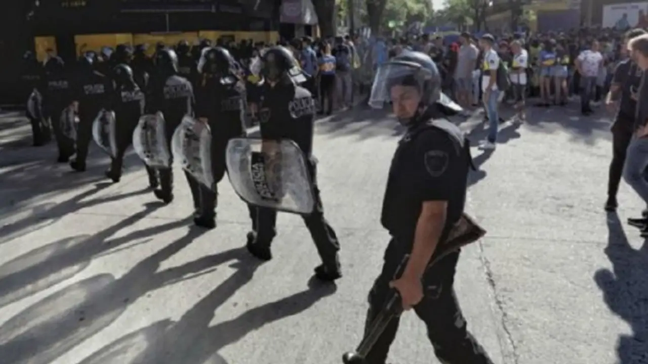 La Policía no quiso que los hinchas de Boca festejen su día y respondió de forma violenta