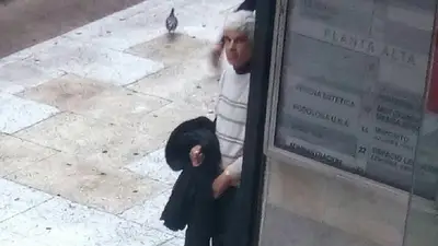 Un hombre se masturbó en público en plena peatonal de Florida y lo escracharon Un hombre se masturbó en público en plena peatonal de Florida y lo escracharon