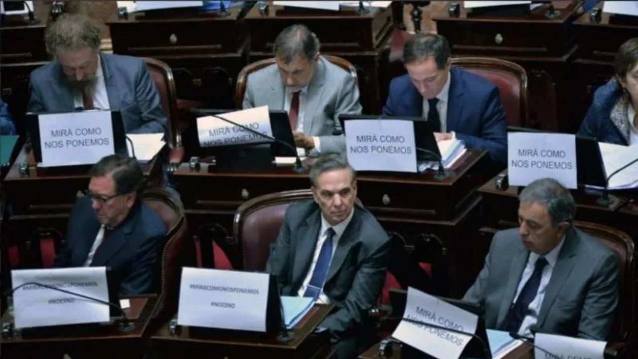 Senadores anti-legalización usaron el cartel #MiraComoNosPonemos y fueron duramente criticados