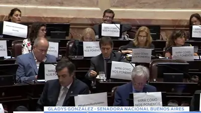 El senador acusado de abuso posó con el cartel de #MiraComoNosPonemos El senador acusado de abuso posó con el cartel de #MiraComoNosPonemos