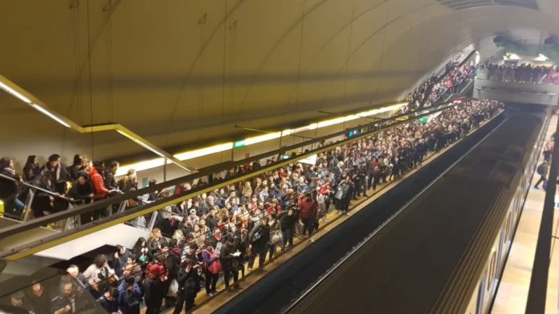 Mientras el Gobierno elige fragancias, el subte es una catarata