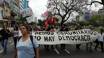 Medios comunitarios se manifestaron en Canal 13 pidiendo inclusión en la grilla de Cablevisión Medios comunitarios se manifestaron en Canal 13 pidiendo inclusión en la grilla de Cablevisión