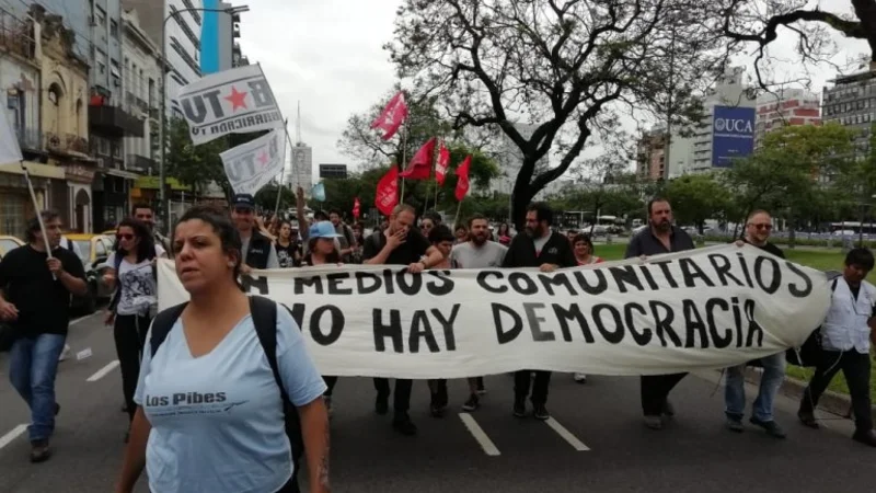 Medios comunitarios se manifestaron en Canal 13 pidiendo inclusión en la grilla de Cablevisión