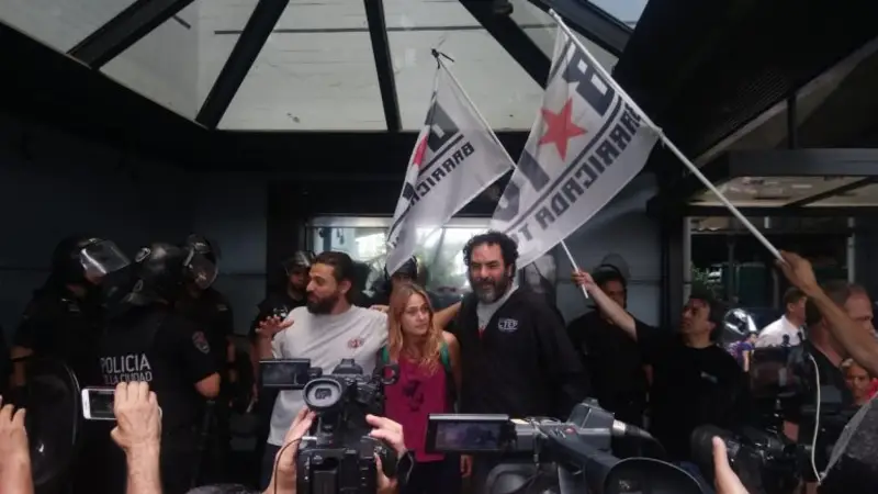 El Grupo Clarín respondió la demanda de los medios populares con un acta de contravención a Juan Grabois