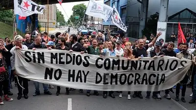 Otra mentira de Clarín: así fue el pacífico ingreso de medios comunitarios a El Trece Otra mentira de Clarín: así fue el pacífico ingreso de medios comunitarios a El Trece