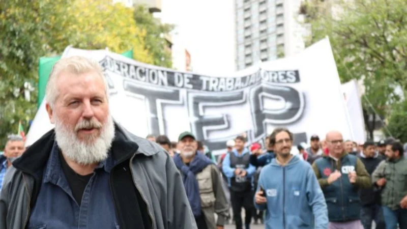 El líder de la CTEP salió al cruce de La Nación y lo desmintió