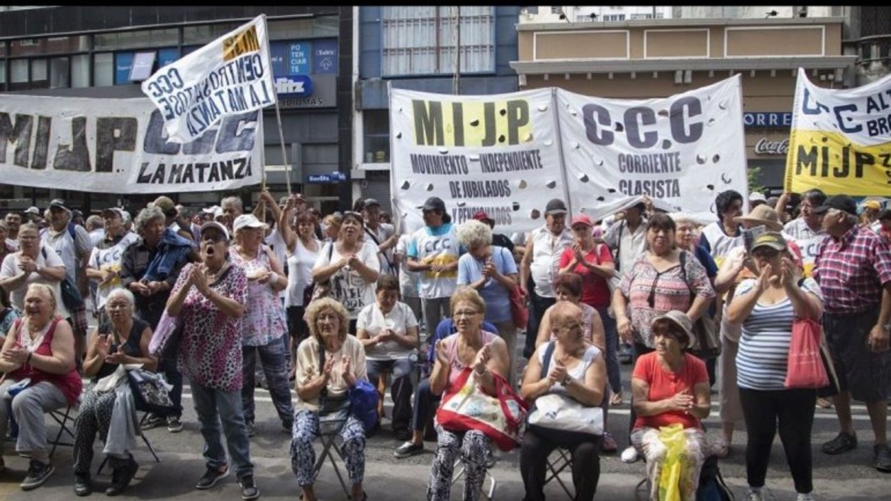 Día clave: jubilados marchan a la Corte Suprema a la espera del fallo