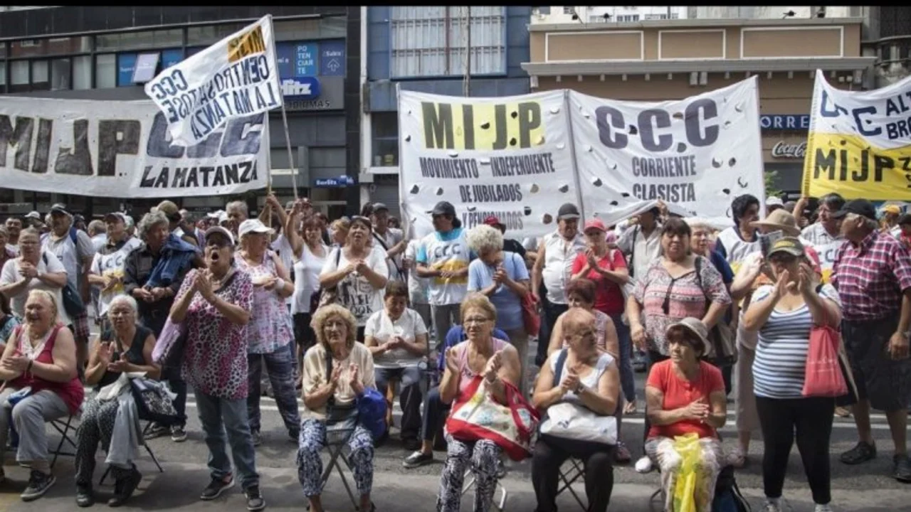 Día clave: jubilados marchan a la Corte Suprema a la espera del fallo
