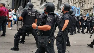 La Policía de la Ciudad reprimió a los periodistas que reclamaban por paritarias La Policía de la Ciudad reprimió a los periodistas que reclamaban por paritarias