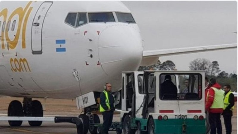 Cayó un panel en la cabina de un avión de Flybondi y lo ataron con un cordón