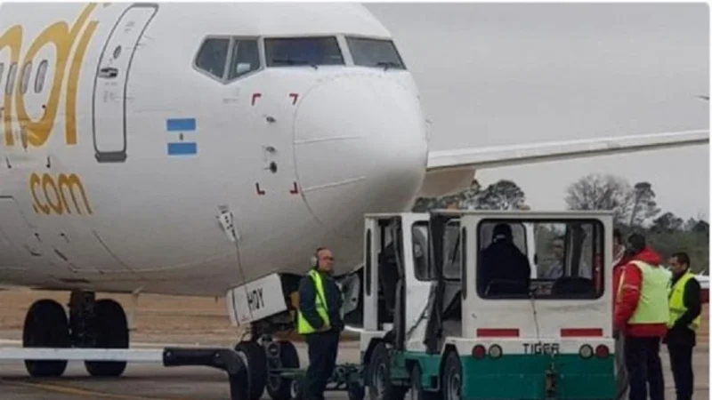 Cayó un panel en la cabina de un avión de Flybondi y lo ataron con un cordón