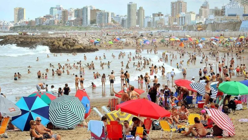Insólito: el Gobierno lanzó un programa para financiar el alquiler de sombrillas y carpas