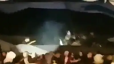 El momento en que el Tsunami de Indonesia destrozó una fiesta en la playa El momento en que el Tsunami de Indonesia destrozó una fiesta en la playa