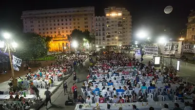 Navidad en la era Macri: Miles de personas sin techo pasaron Nochebuena frente al Congreso Navidad en la era Macri: Miles de personas sin techo pasaron Nochebuena frente al Congreso