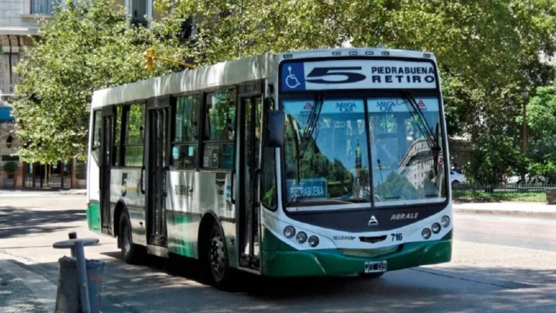Doctrina Bullrich: un conductor baleó a un colectivo de la línea 5 en Caballito