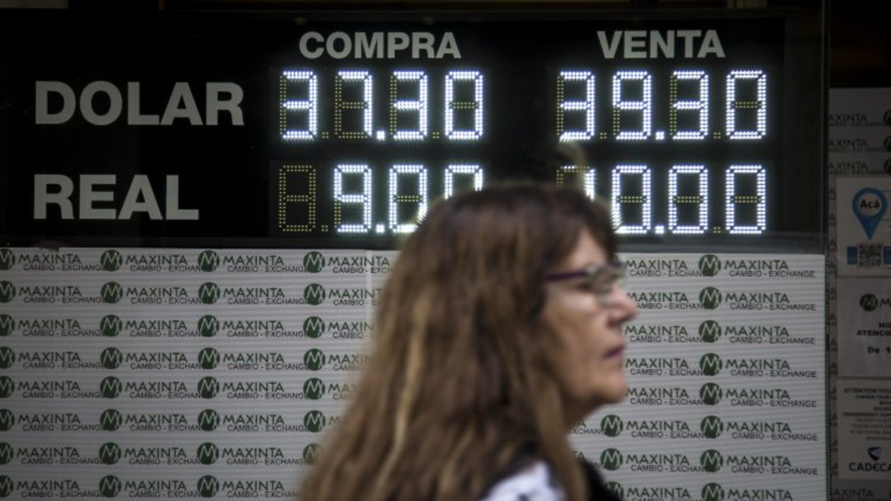 El dólar se dispara y vuelve a rozar los $40 tras otra jornada negra en los mercados