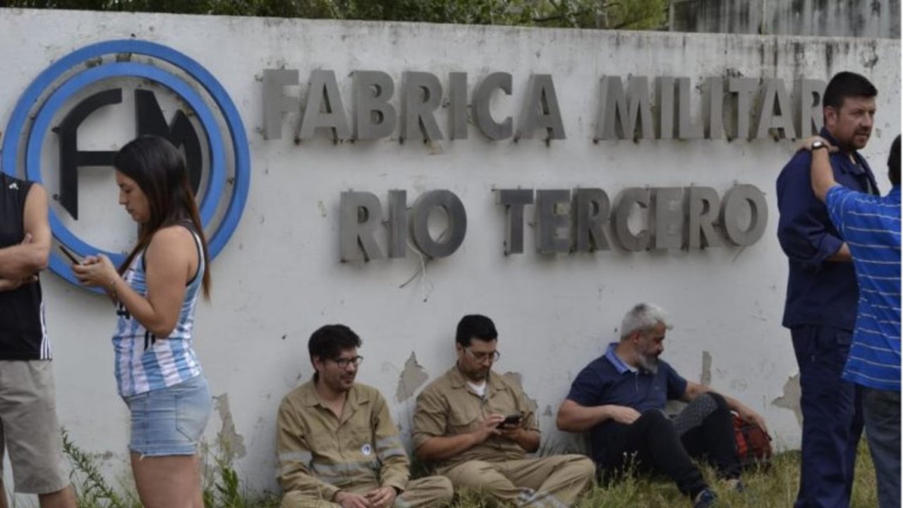 Incertidumbre y dolor: el Gobierno despedirá a 52 trabajadores de Fabricaciones Militares