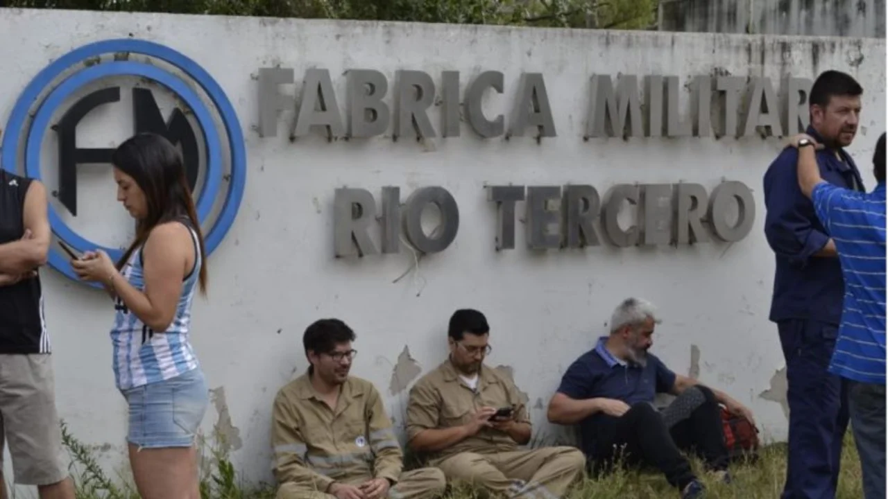 Incertidumbre y dolor: el Gobierno despedirá a 52 trabajadores de Fabricaciones Militares