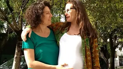 La Justicia falló a favor de una pareja de mujeres que exigían licencia por maternidad igualitaria La Justicia falló a favor de una pareja de mujeres que exigían licencia por maternidad igualitaria