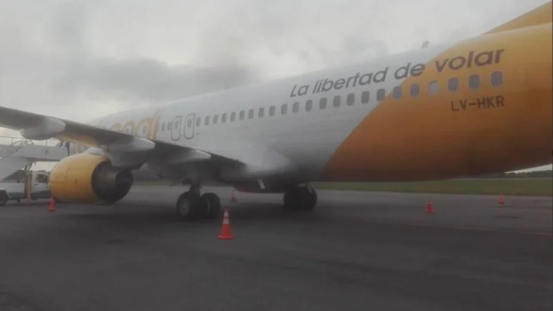 Peligro en el aire: grave problema de un avión de Flybondi en un aterrizaje