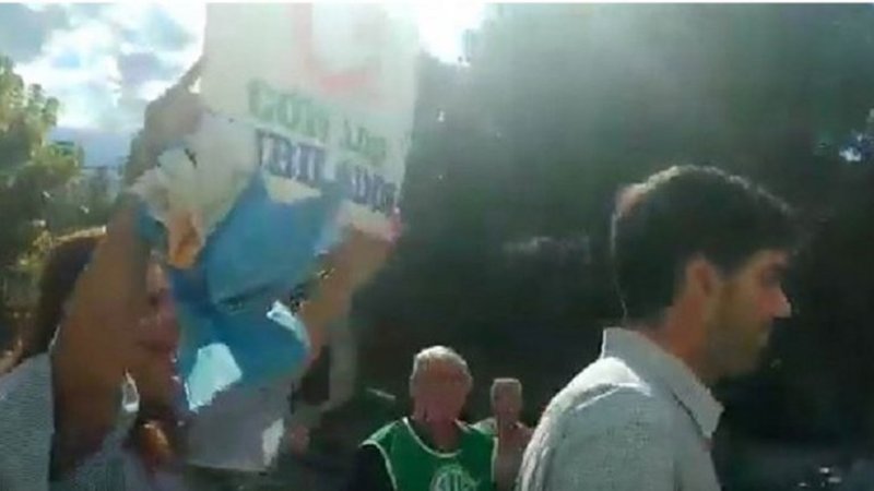 Escracharon al titular del Anses en Roca: "Andate, ladrón..."