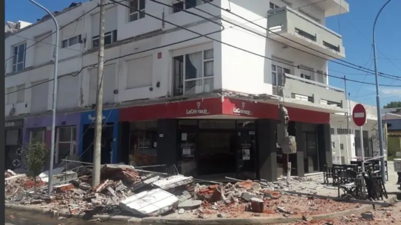 Se derrumbó un balcón en Mar del Plata: una mujer y su hija murieron