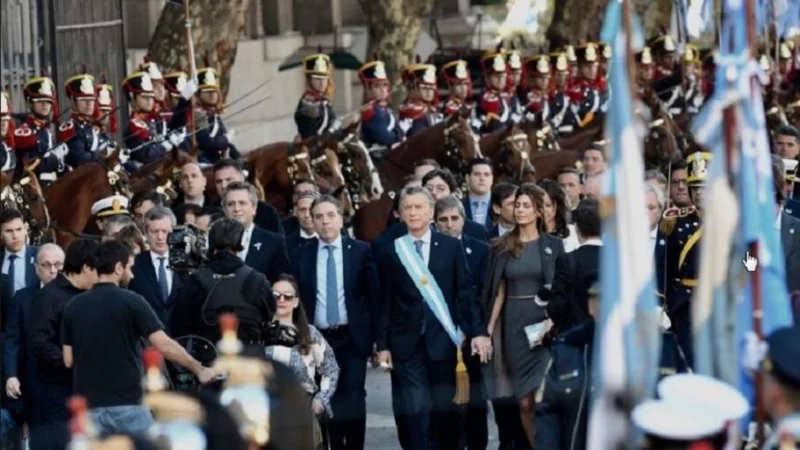 Mientras te aumenta todo y se va de vacaciones, Macri subió los salarios de los ministros