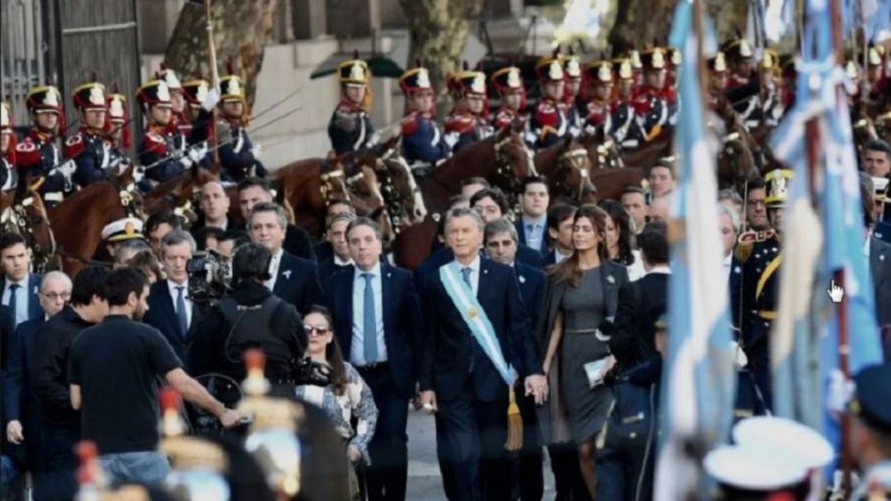 Mientras te aumenta todo y se va de vacaciones, Macri subió los salarios de los ministros