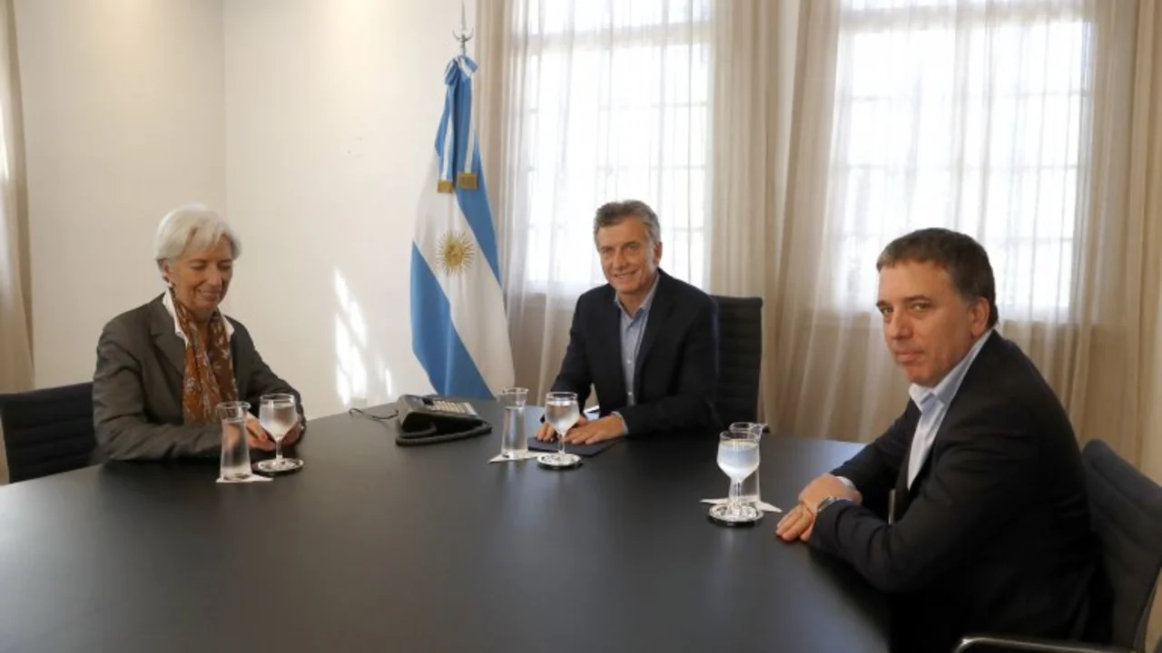 Dólar, deuda y crisis en los bancos: el verano da comienzo a la transición