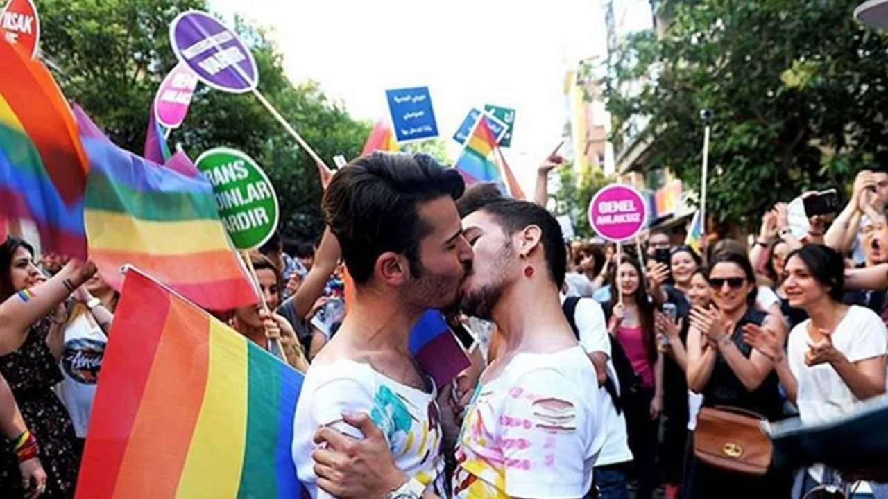 Un hombre persiguió y golpeó con un látigo a una pareja gay en Villa Urquiza