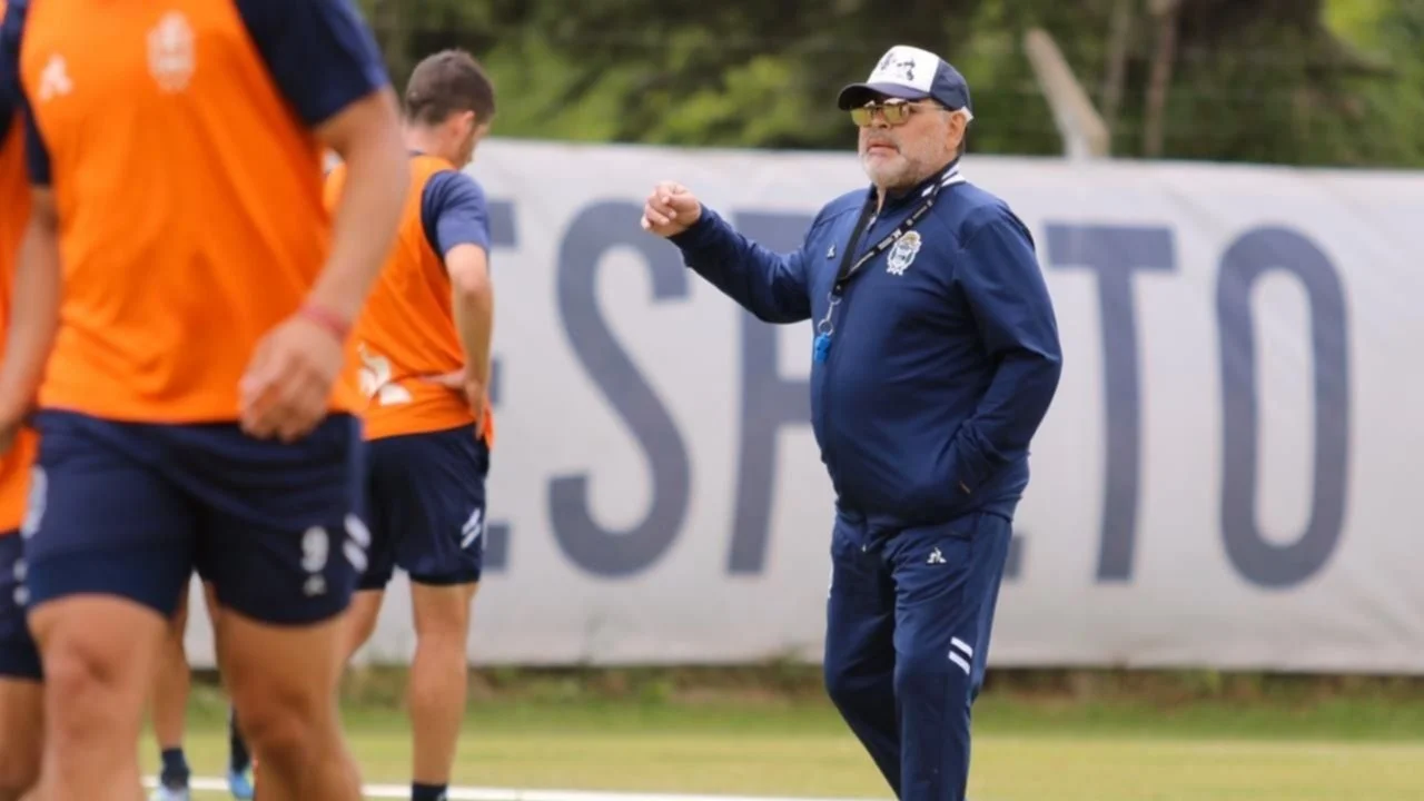 La gorra de Diego Maradona en homenaje al Indio Solari