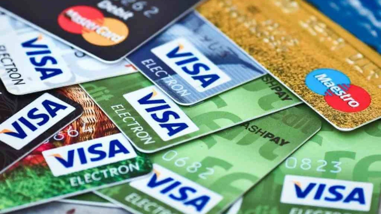 Tarjetas de crédito: financiarse puede costar un 200%