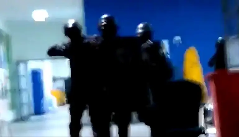 Encapuchados y con armas: la Policía desalojó a trabajadores despedidos de Kimberly Clark